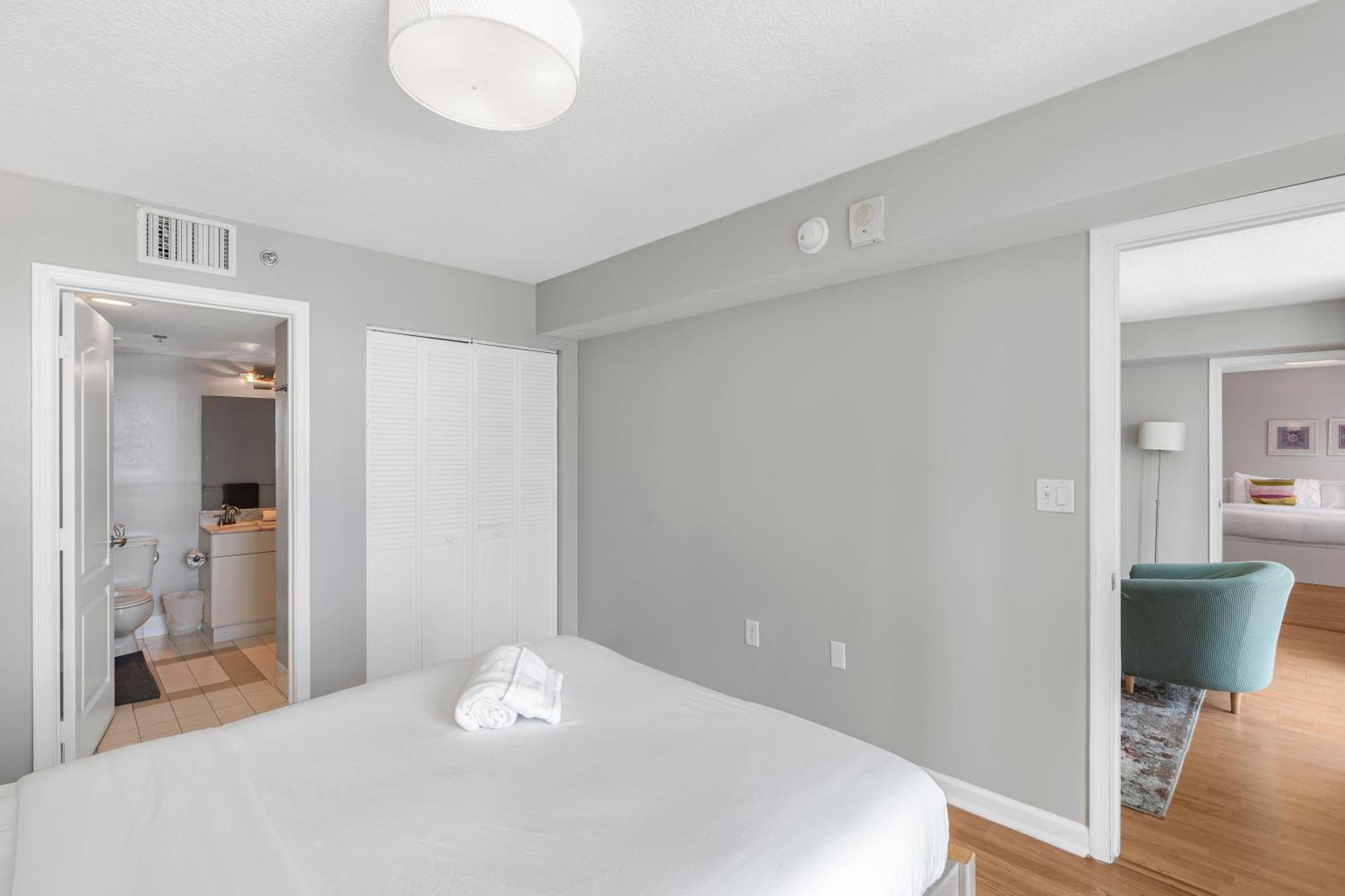 Fantastic 2br On 31st Floor Free Parking Apartment *