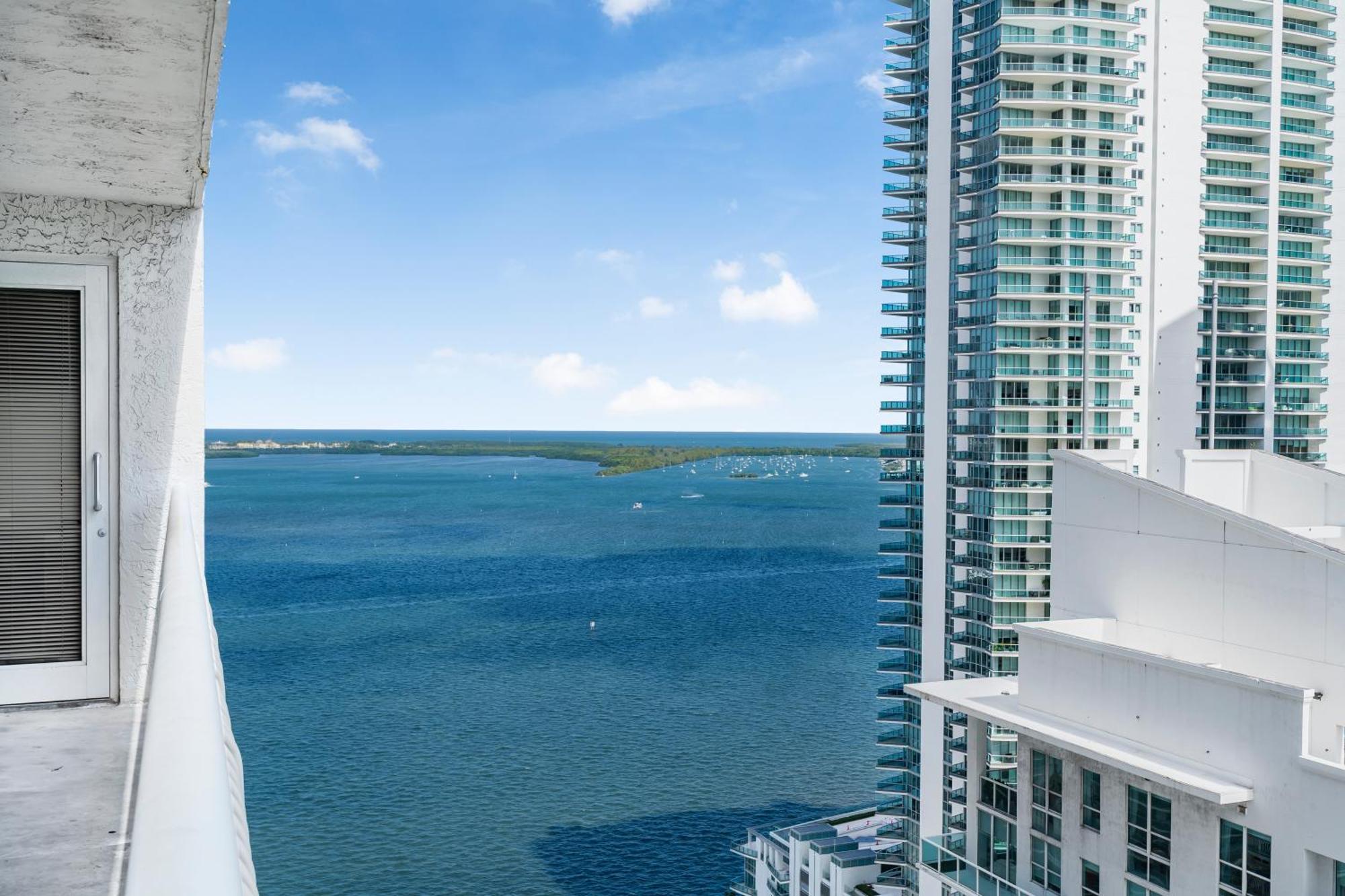 Fantastic 2br On 31st Floor Free Parking Apartment *