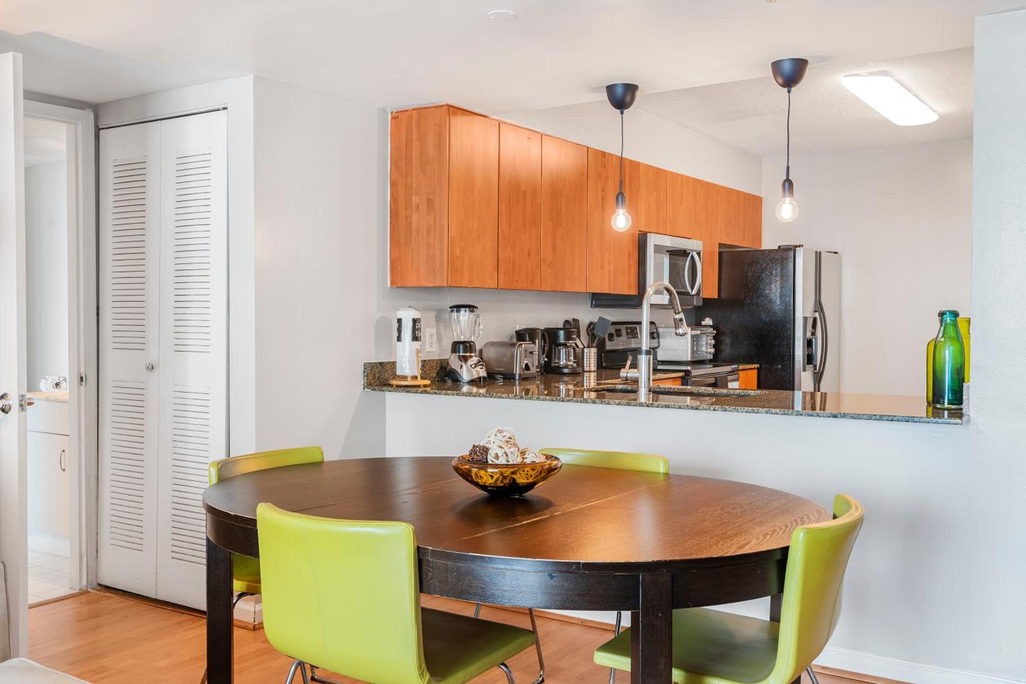 Fantastic 2br On 31st Floor Free Parking Apartment