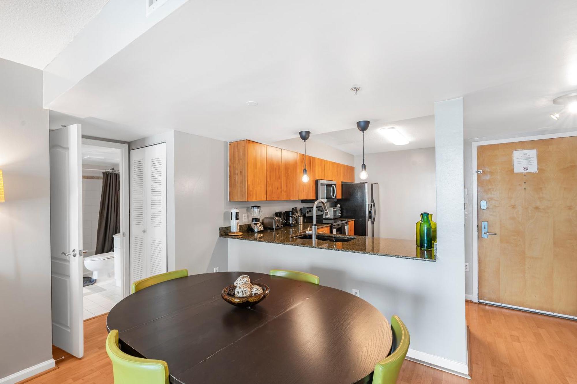 Fantastic 2br On 31st Floor Free Parking Apartment